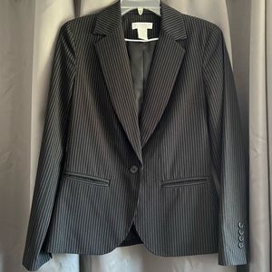 Worthington Stretch Black Blazer w White Pin Stripes. size 6.